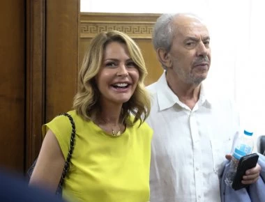 Η Τζένη Μπαλατσινού μετά το προεδρικό πήγε στο υπουργείο Υγείας με άλλα ρούχα (φωτο)